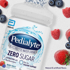 Pedialyte botella en manos de adulto demostrando facilidad de uso y portabilidad