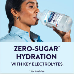 Pedialyte botella junto a mano para comparar tamaño y conveniencia de transporte