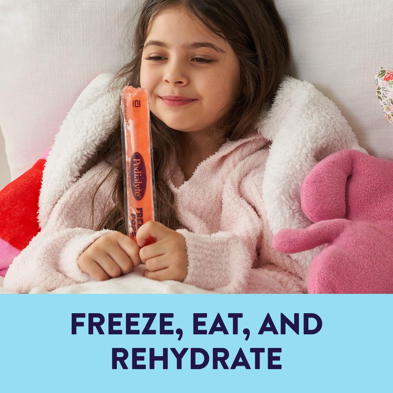 Comparación de tamaño de un Pedialyte Freezer Pop junto a una mano para referencia de porción