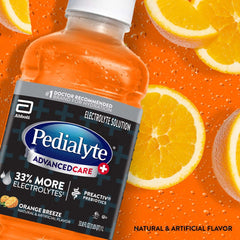 Primer plano del líquido naranja de Pedialyte que destaca su color y aspecto refrescante