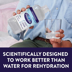 Persona sirviendo Pedialyte a un niño mostrando Pedialyte como opción de rehidratación