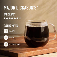 Peet's taza humeante cerca para expresar sabor profundo y satisfacción inmediata