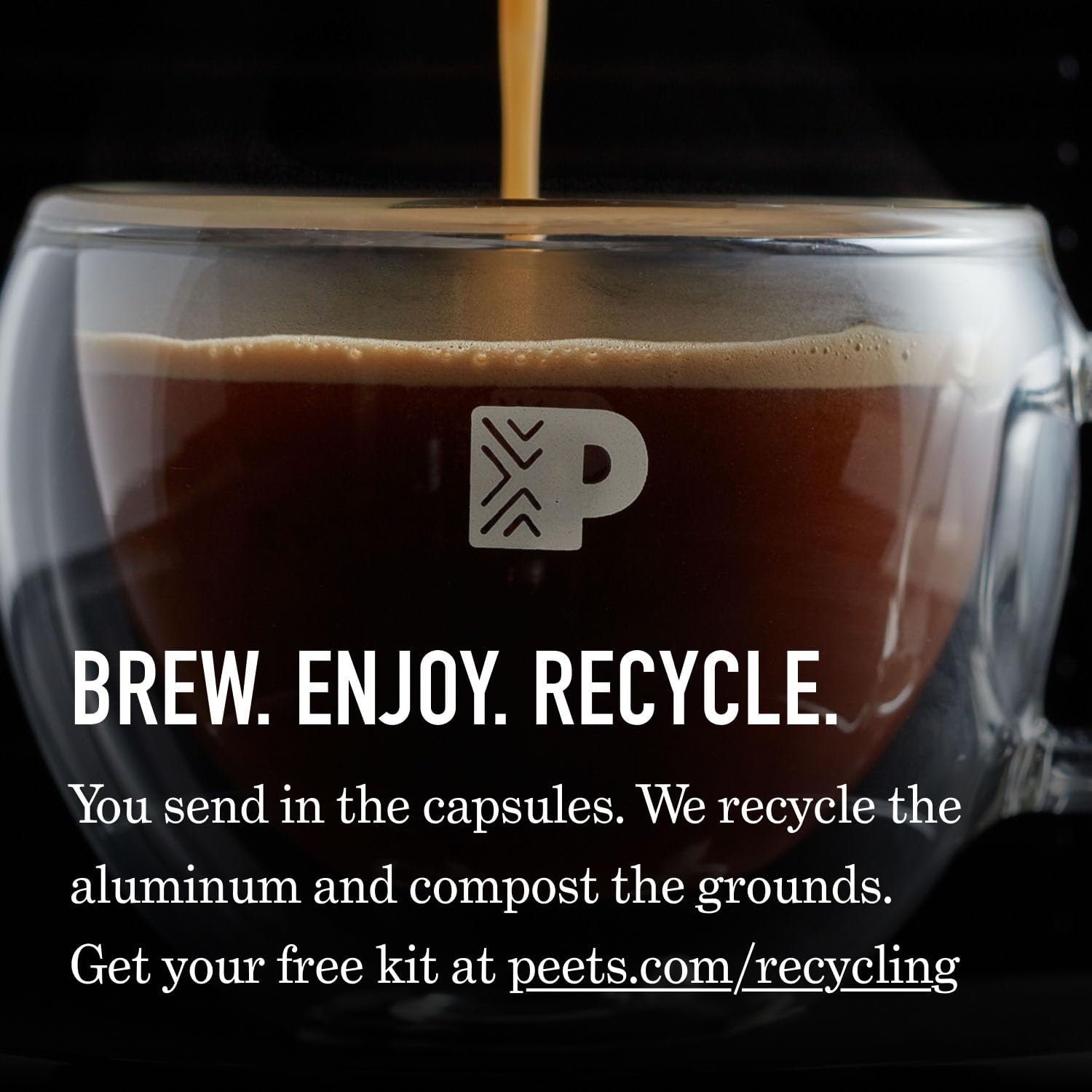 Peet's Coffee cápsula junto a una moneda para comparar tamaño y portabilidad