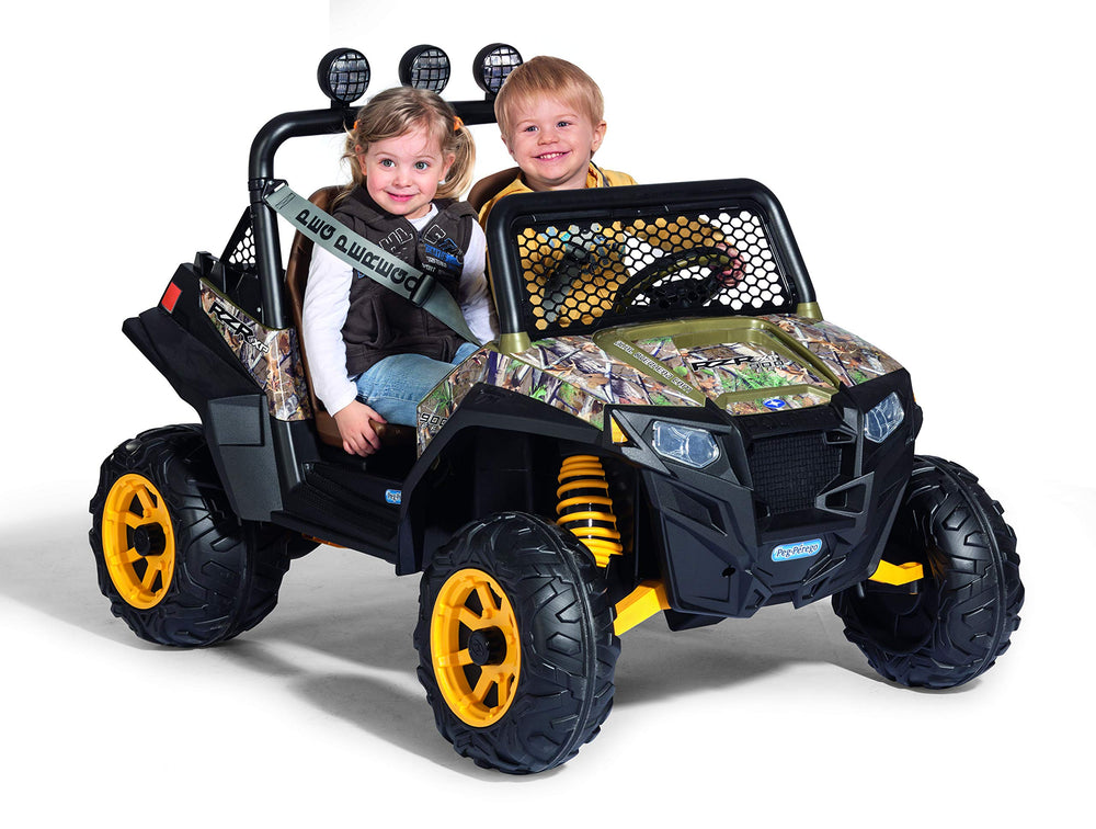 Peg Perego batería junto a mano para comparar escala y facilidad de manejo