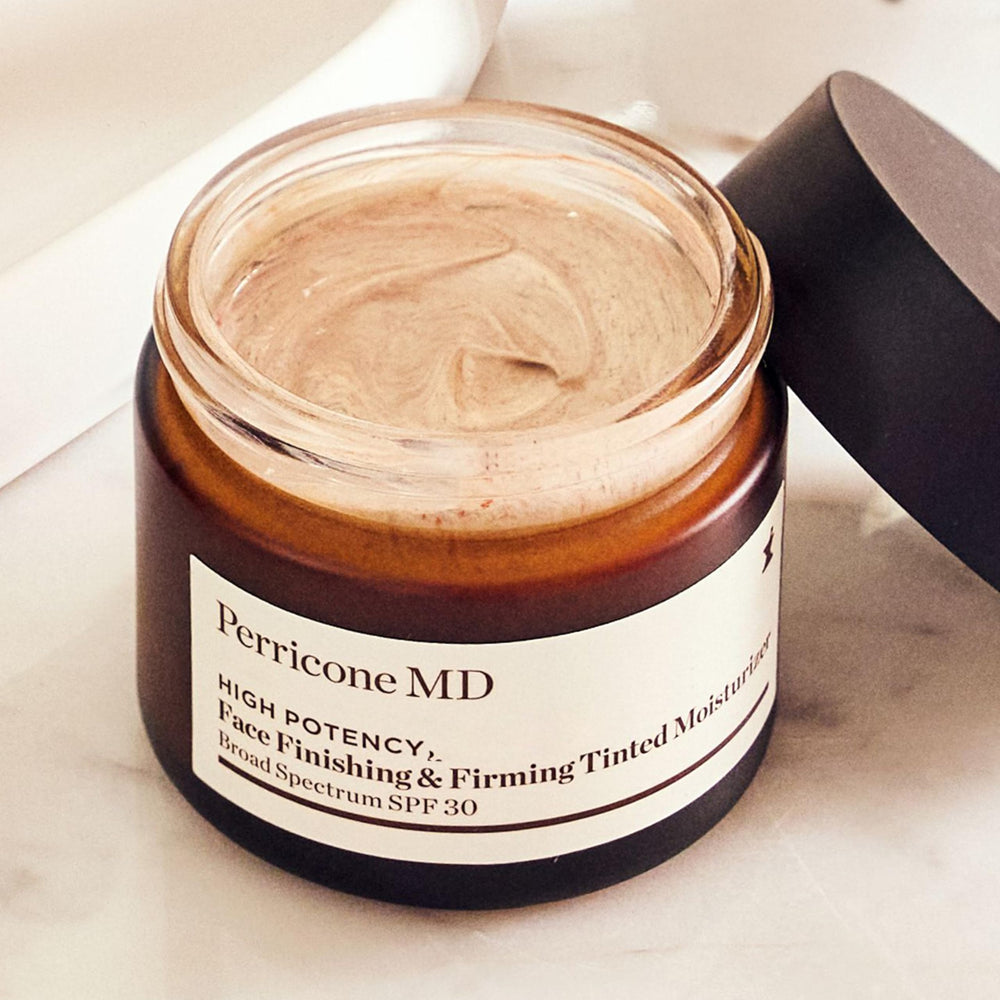Perricone MD tubo 59 ml comparado con mano para ver tamaño de uso diario