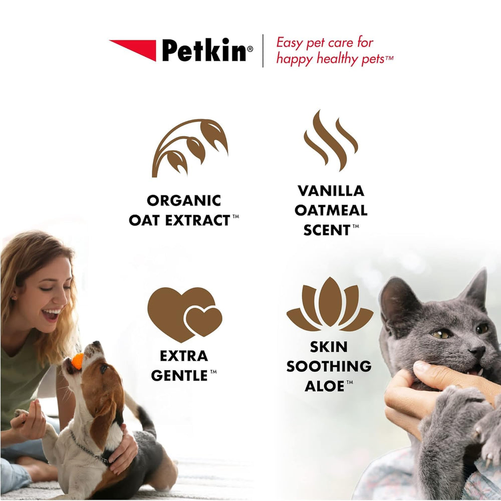 Petkin toallita limpiando cara de gato con suavidad y protección de ojos