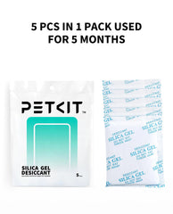 PETKIT comparación de tamaño de la bolsa desecante junto a una mano