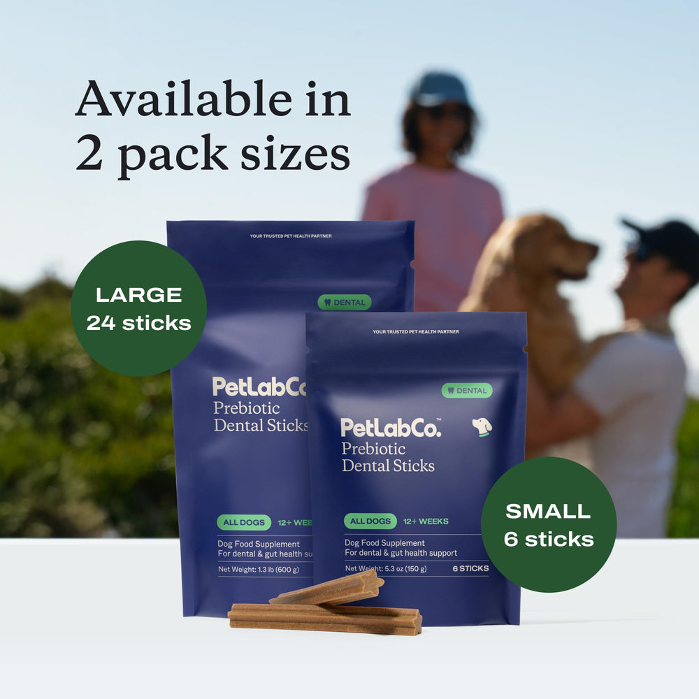 PetLab Co. comparación de tamaño del stick junto a una pelota para escala