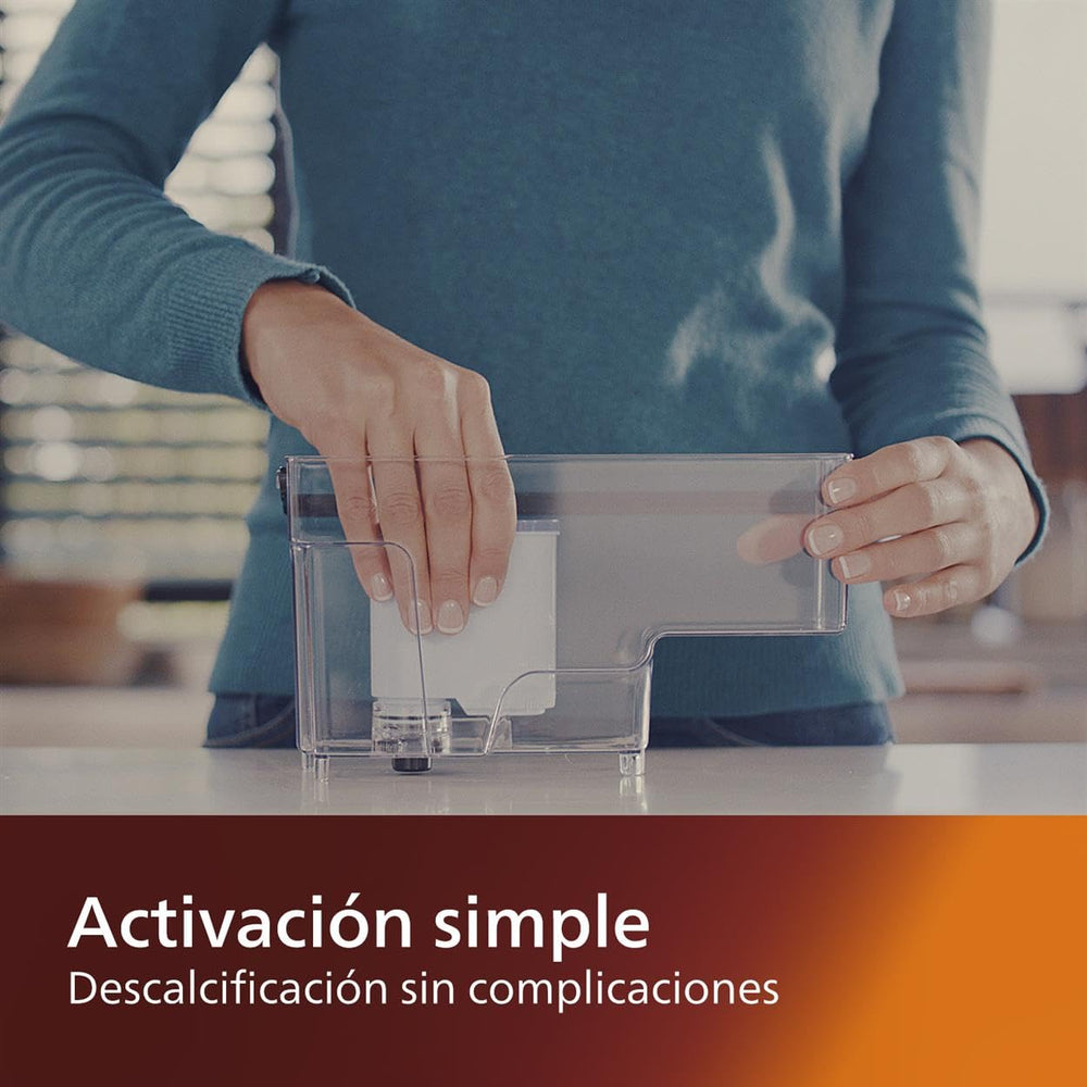 Philips AquaClean comparación de tamaño junto a una taza para referencia