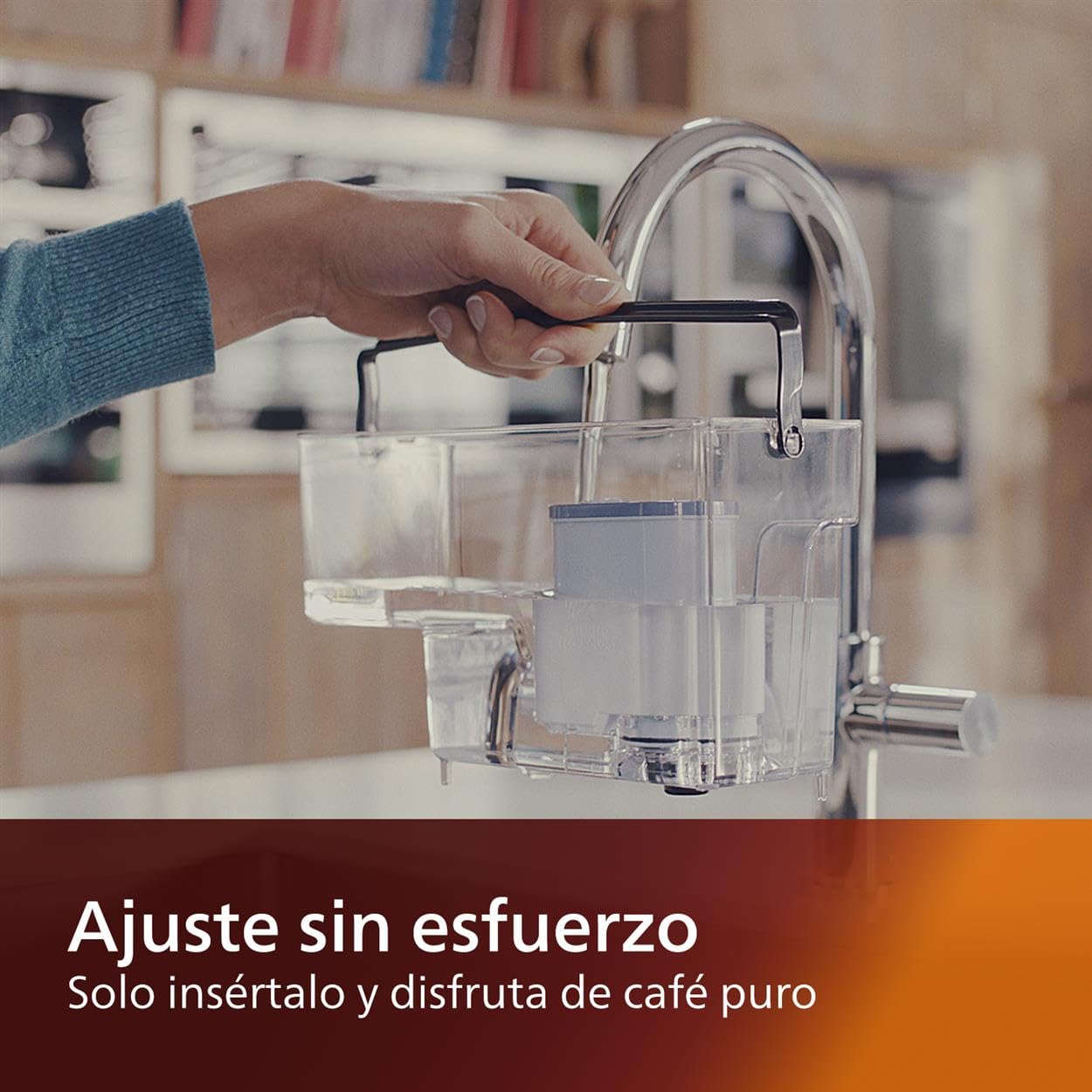 Philips AquaClean comparación de escala junto a taza para tamaño real