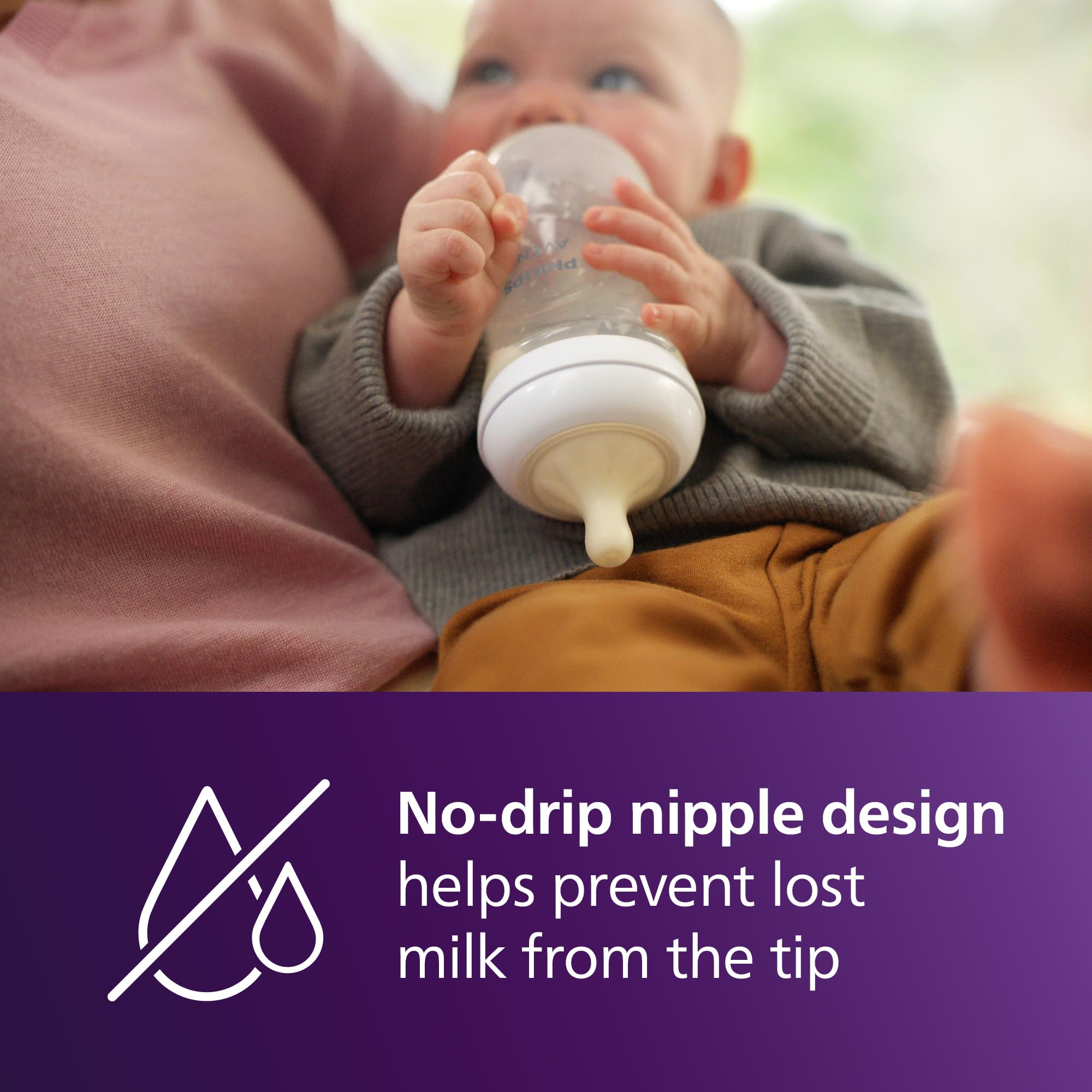 Philips Avent biberón en uso en sala de estar, alimentación cómoda y sin derrames