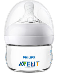 Philips Avent biberón junto a una mano para mostrar tamaño y control ergonómico