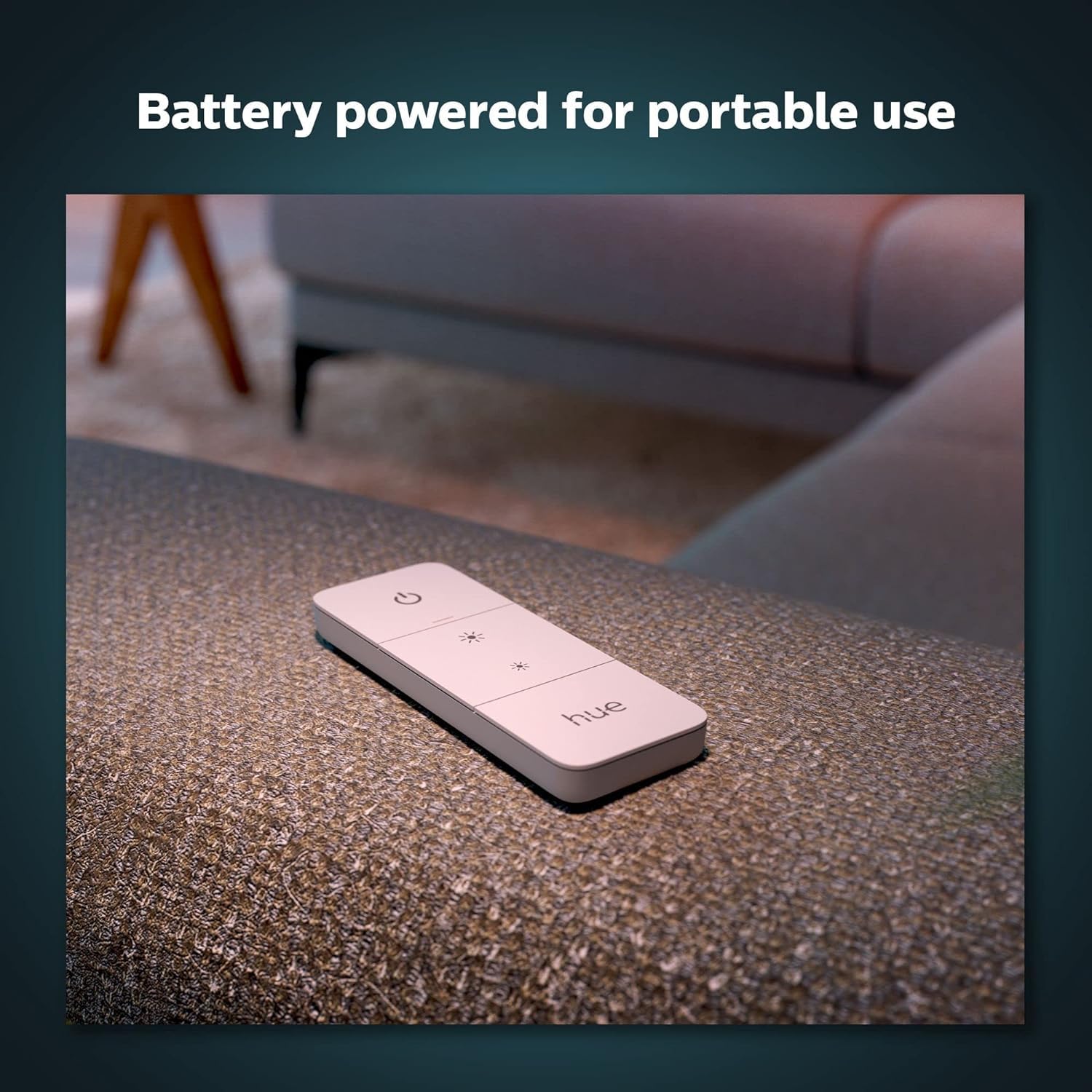 Philips Hue mando en mano regulando luz de lectura, ambiente cómodo