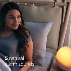 Philips SmartSleep en mesa de noche durante el amanecer simulado, crea ambiente gradual