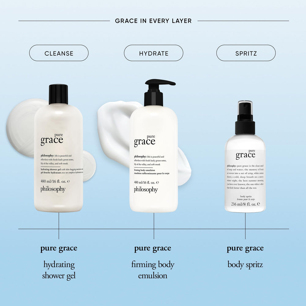 philosophy pure grace mujer aplicando el spray para sensación de frescura