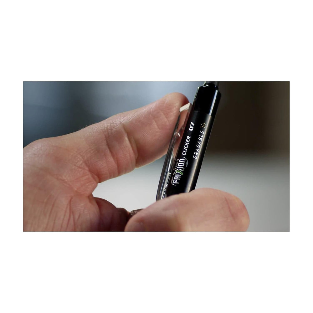 PILOT FriXion Clicker comparación de tamaño con una mano y libreta para evaluar portabilidad