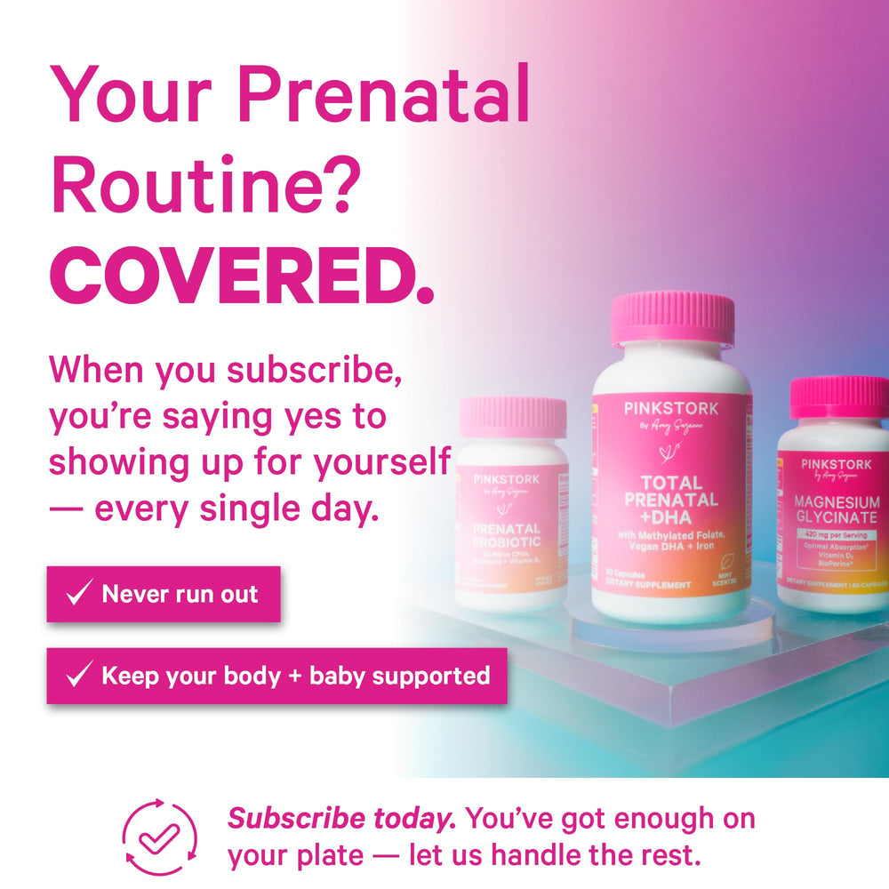Pink Stork cápsulas en mano para comparar tamaño y dosificación diaria