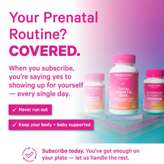 Pink Stork cápsulas en mano para comparar tamaño y dosificación diaria