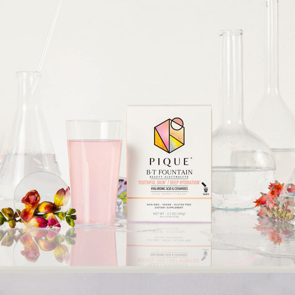 PIQUE escena de mesa de baño con producto, integra cuidado facial y bienestar