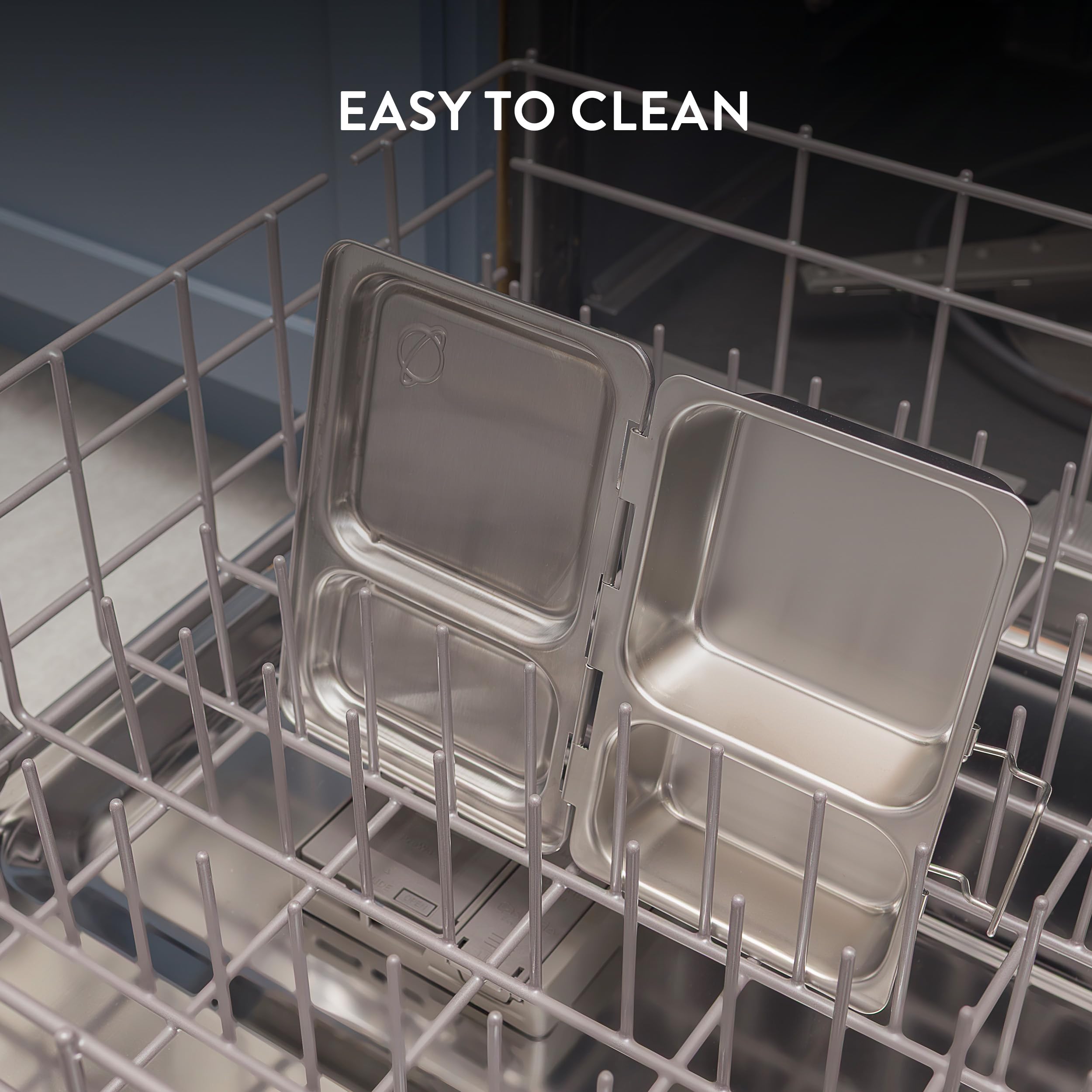 PlanetBox Shuttle al lado de una botella para comparar tamaño compacto