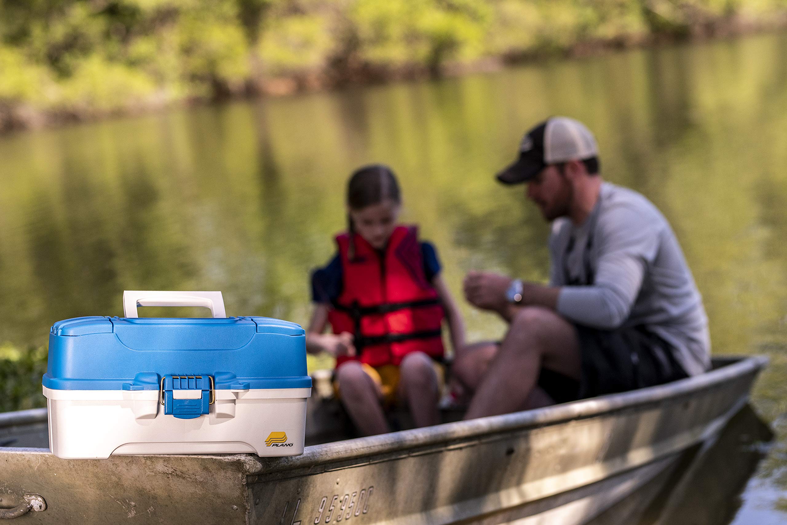Plano primer plano del surtido de 180 piezas con anzuelos y grubs útiles