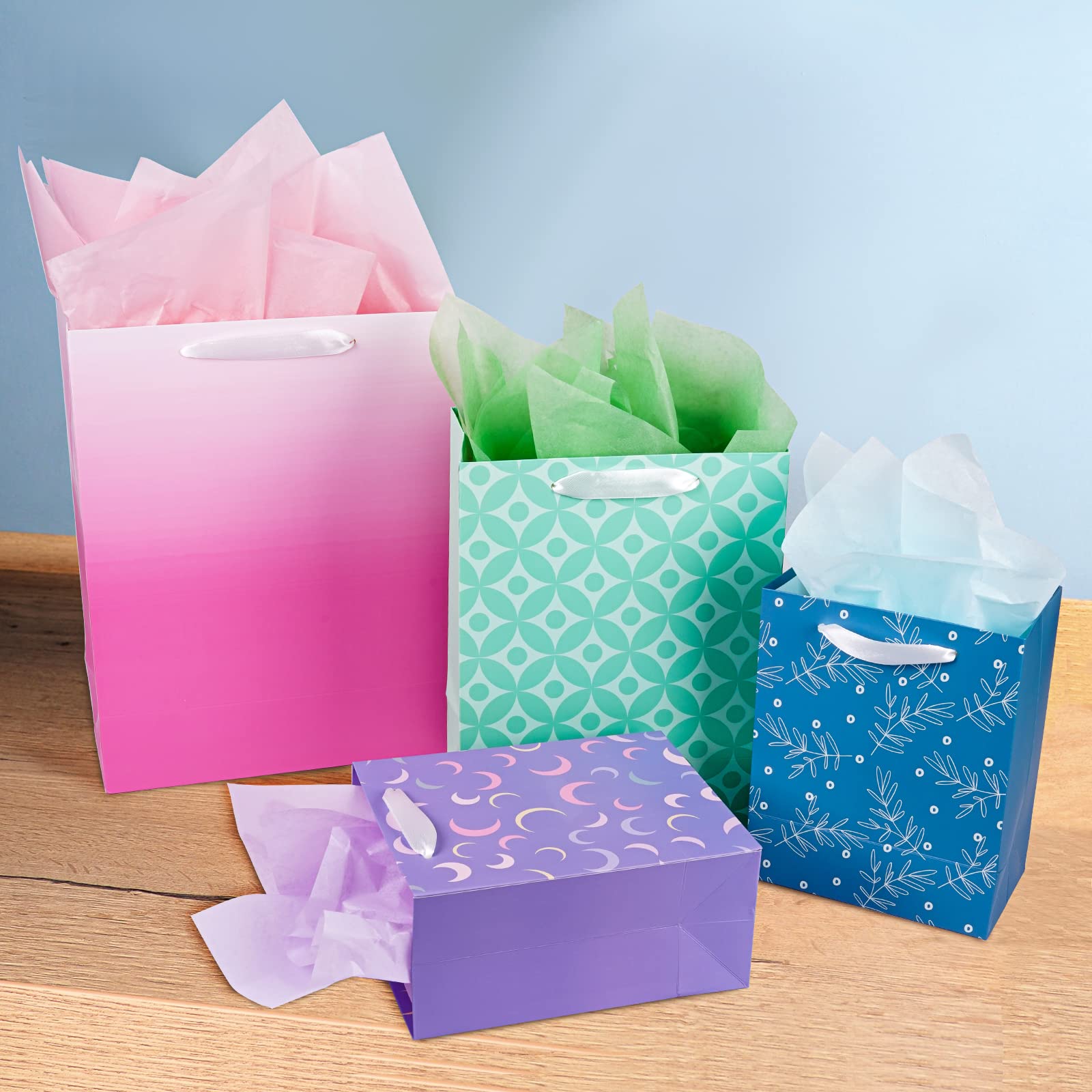 Plauthus escenario de fiesta con bolsas usadas como empaques para regalos y decoración