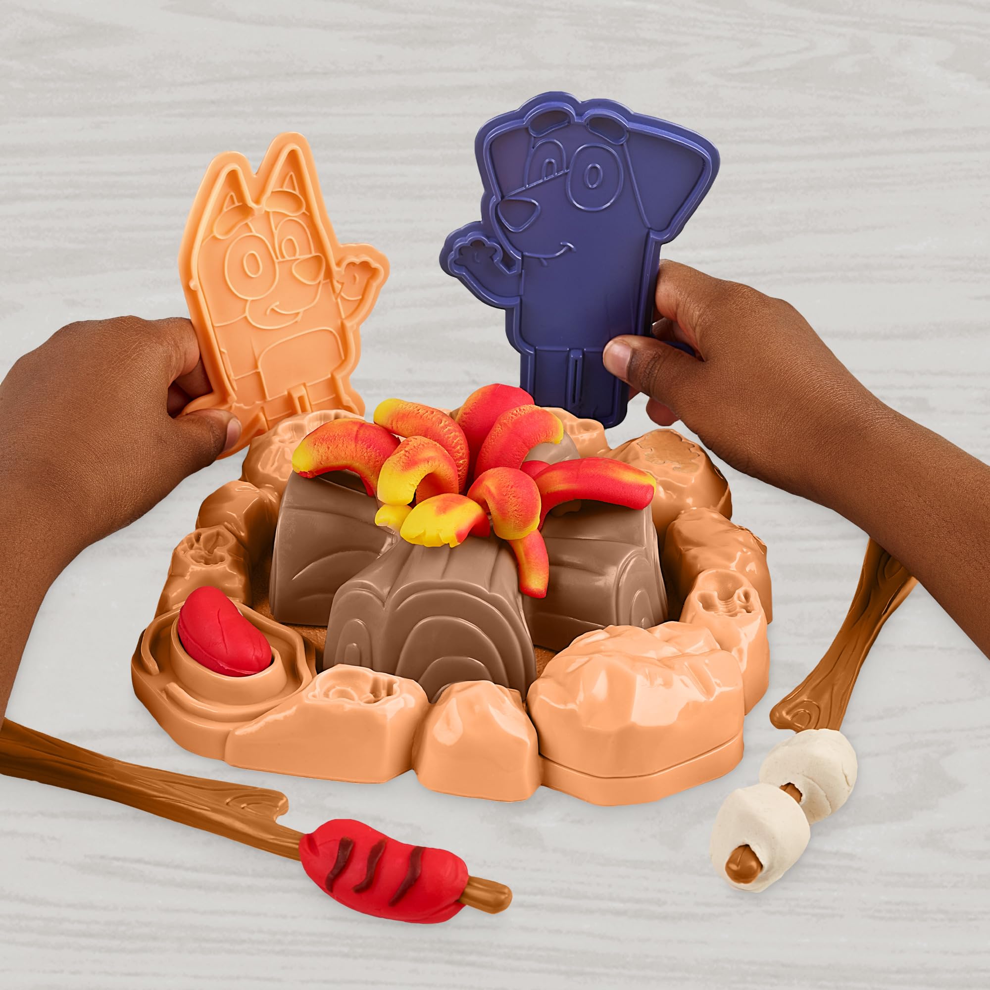 Play‑Doh mano aplicando plastilina fomentando motricidad fina
