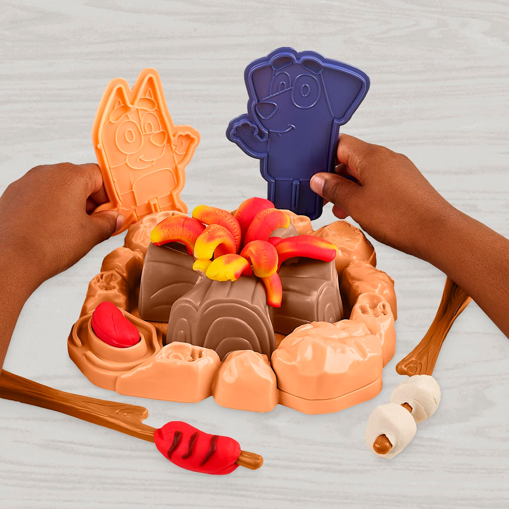 Play‑Doh mano aplicando plastilina fomentando motricidad fina