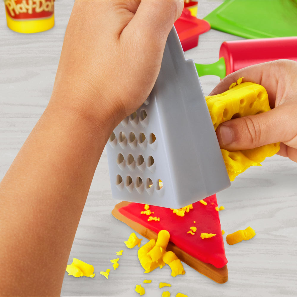 Play-Doh comparación de tamaño con manos de niño para escala y ergonomía