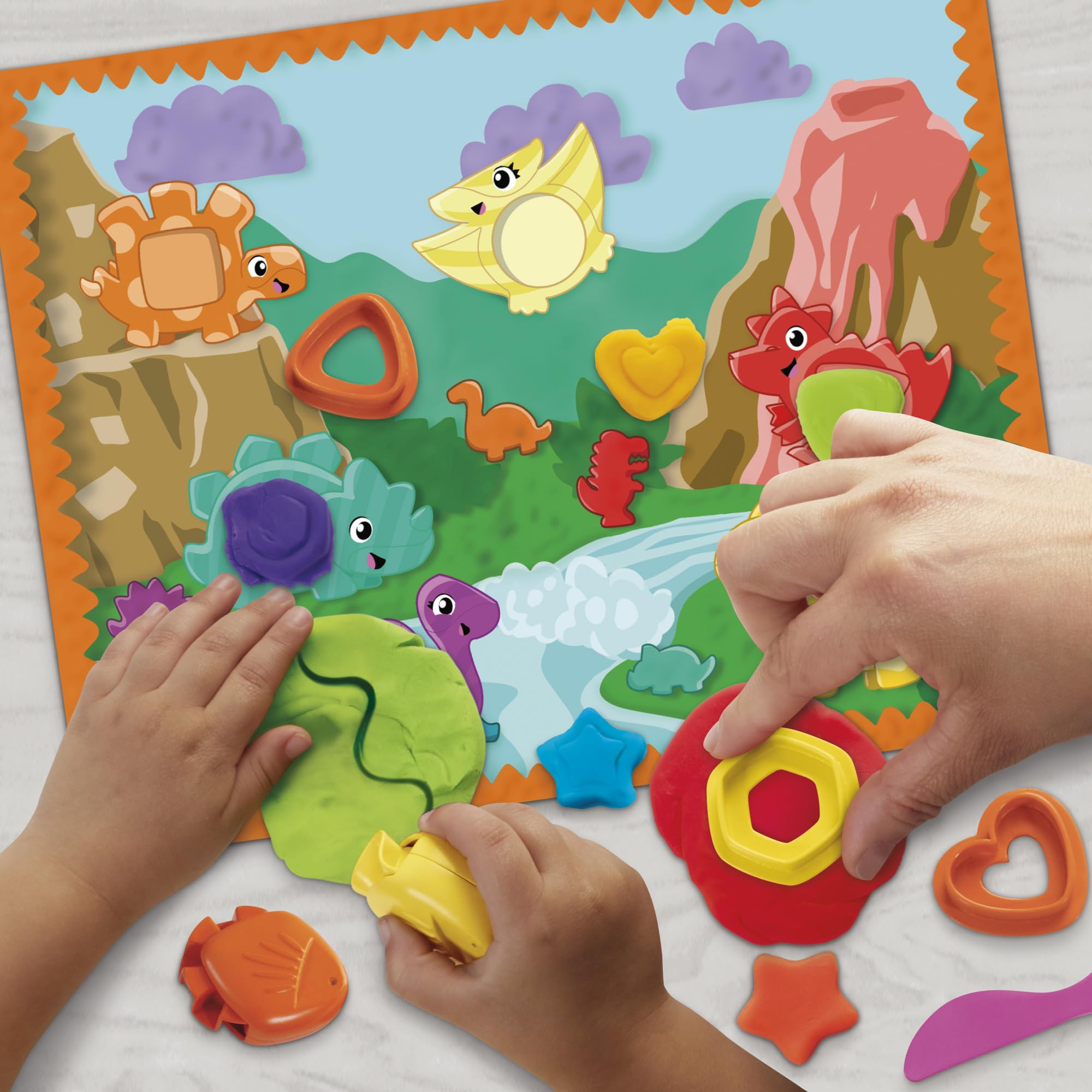 Play-Doh accesorios dispuestos sobre la mesa mostrando herramientas grandes y seguras