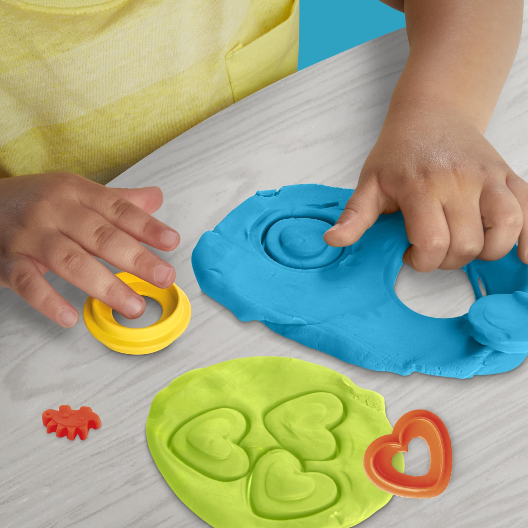Play-Doh comparación de tamaño con mano de adulto mostrando piezas aptas para 2+