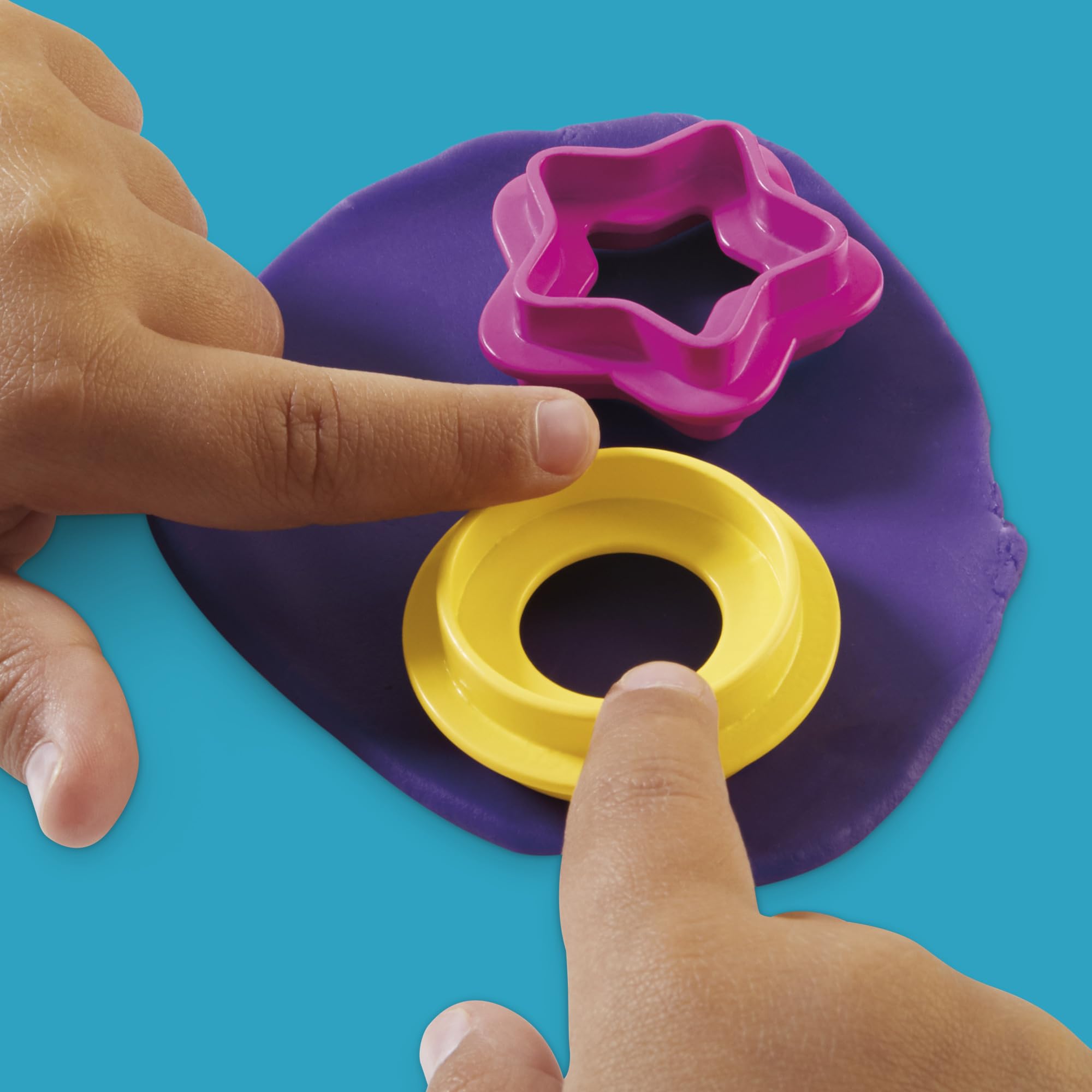 Play-Doh escena de juego con varios dinosaurios y creaciones coloridas para fiestas