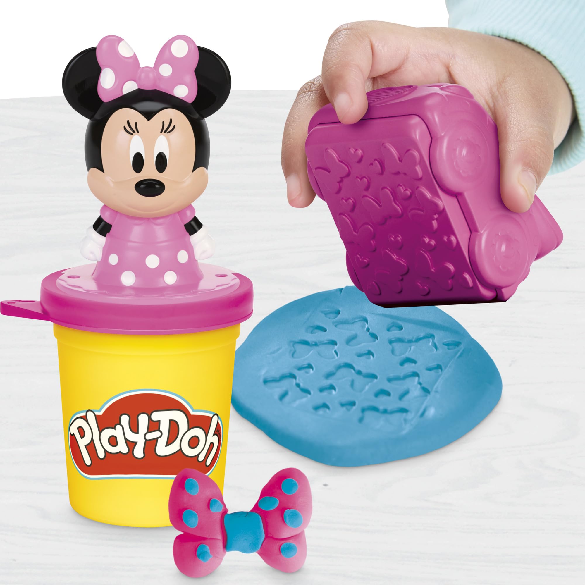 Play-Doh Donald estampando sobre masa demostrando resultado claro