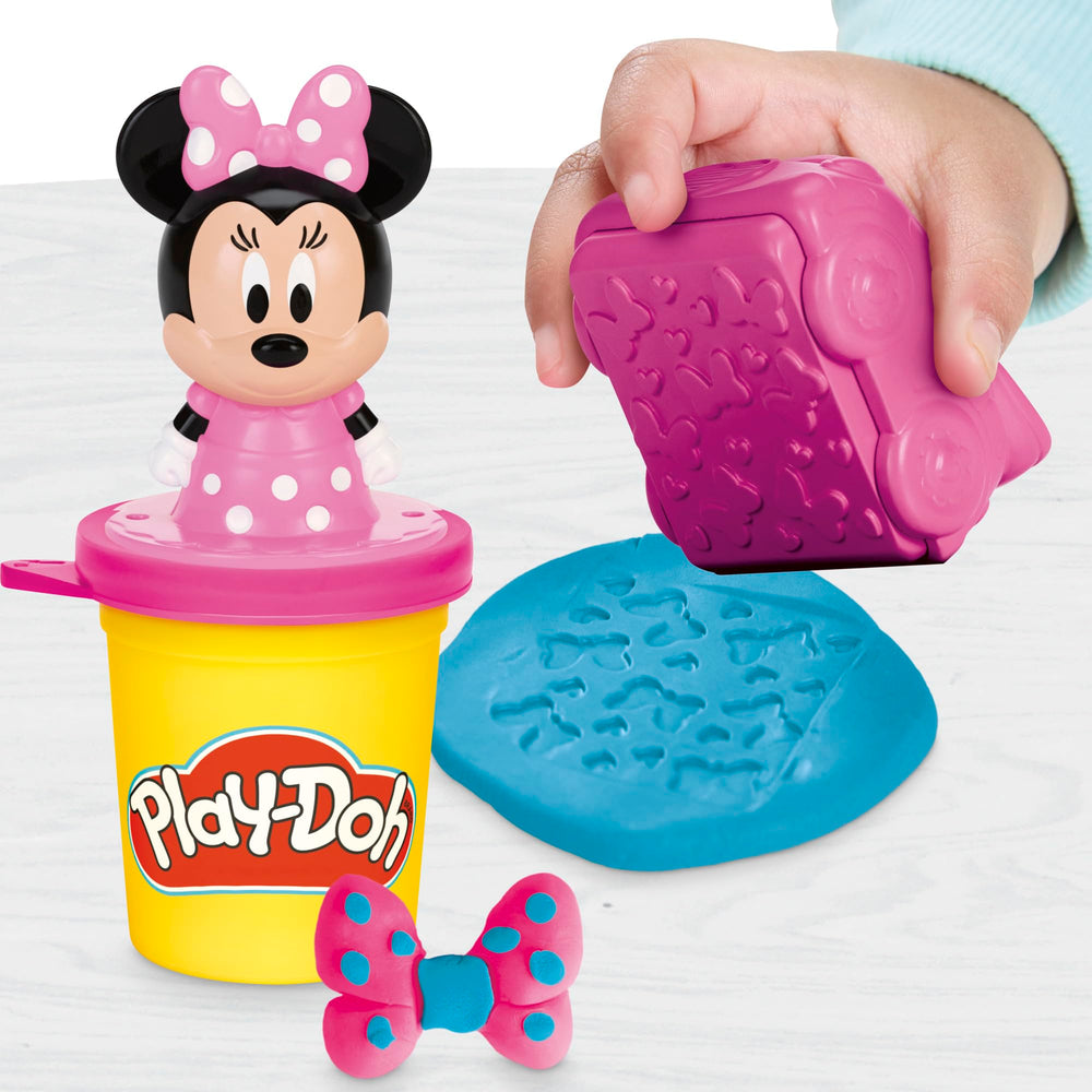 Play-Doh Donald estampando sobre masa demostrando resultado claro