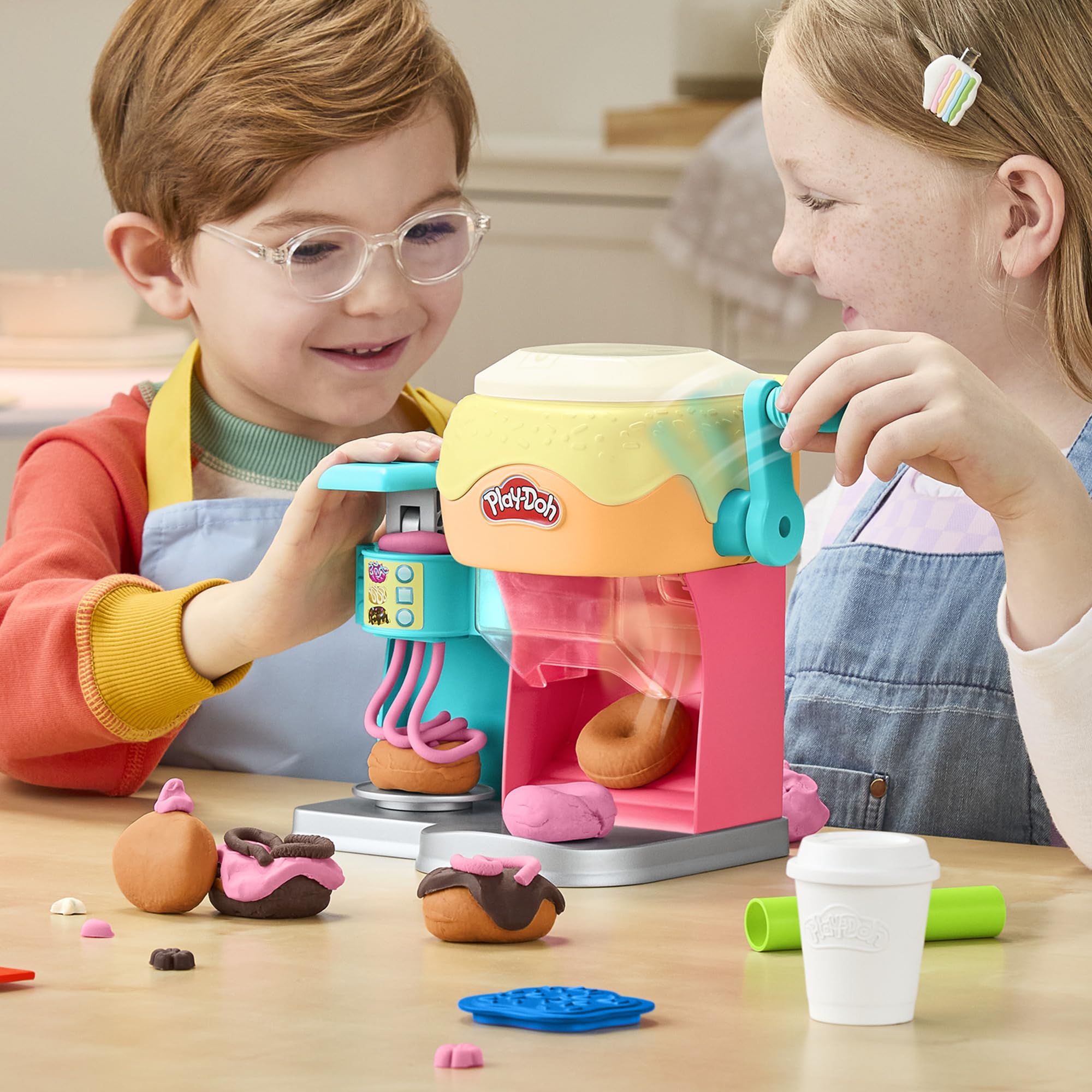 Play‑Doh donuts decorados en escena de juego, inspira ideas para decoración creativa