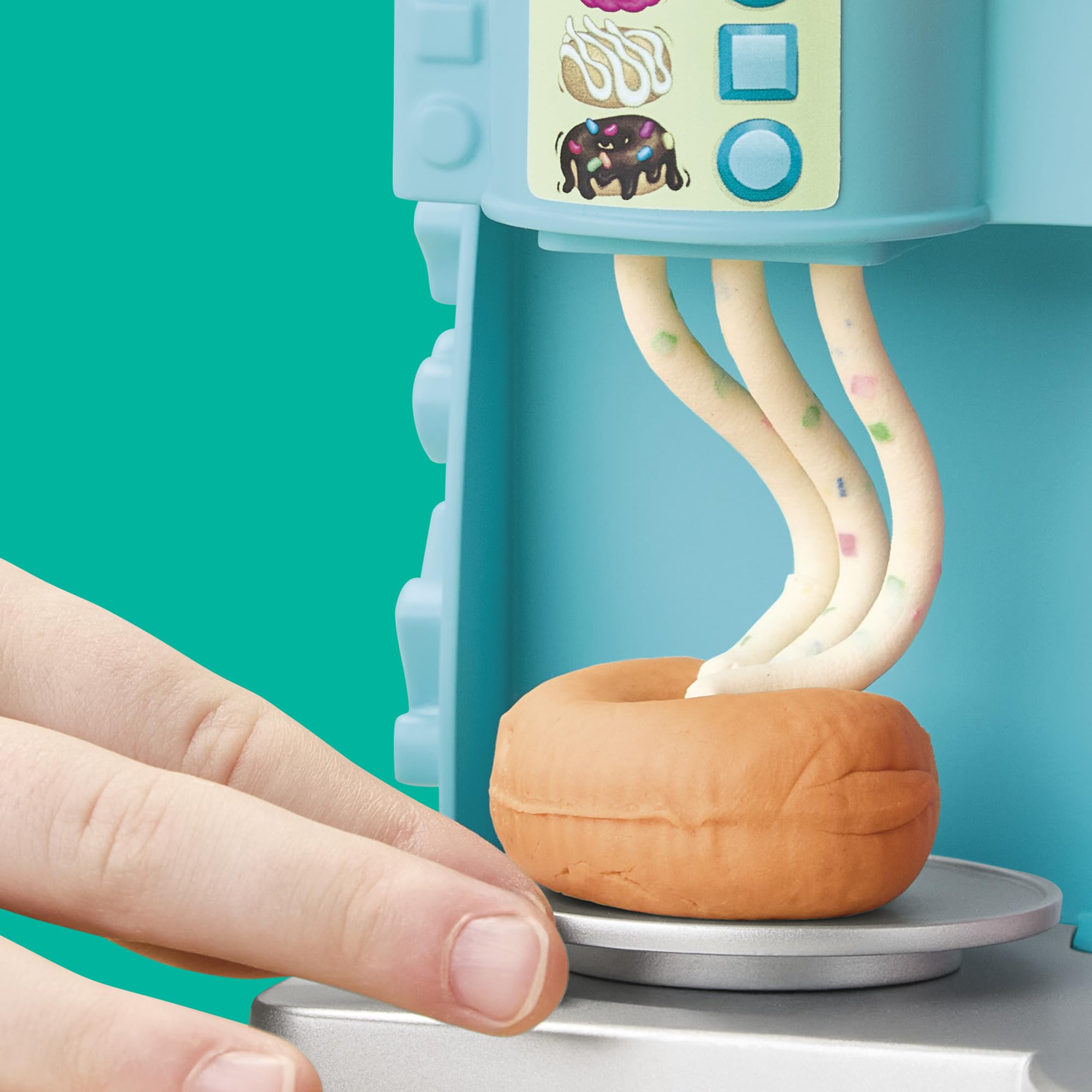 Play‑Doh croissant 3D y vaso de bebida de juguete montados, amplían el juego imaginativo