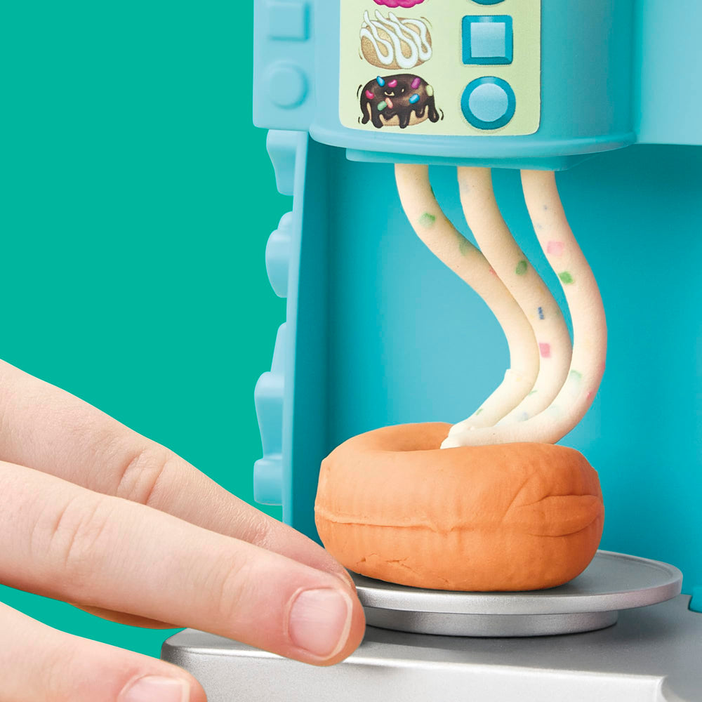 Play‑Doh croissant 3D y vaso de bebida de juguete montados, amplían el juego imaginativo