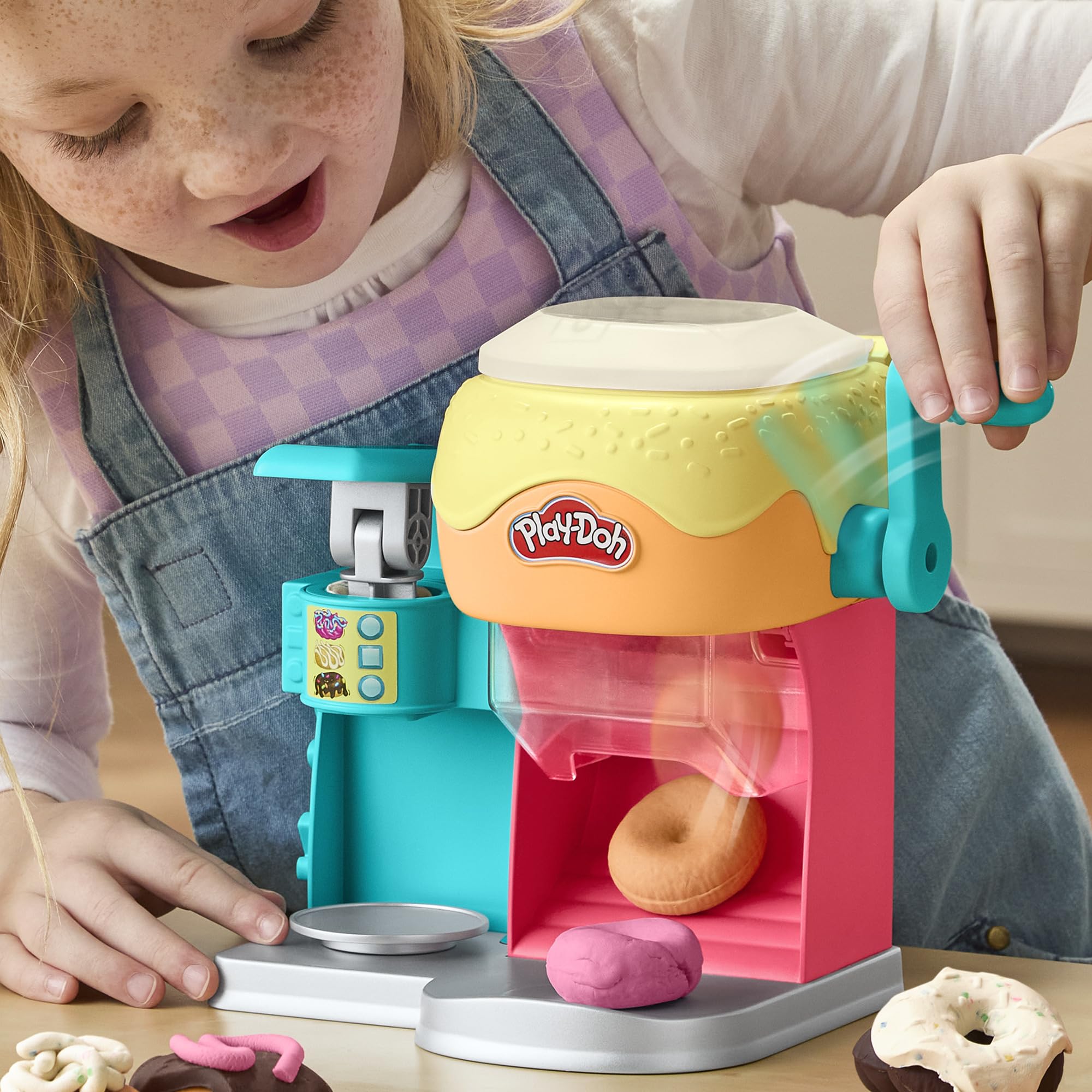 Play‑Doh mano girando la manivela del set, demuestra operación fácil y segura