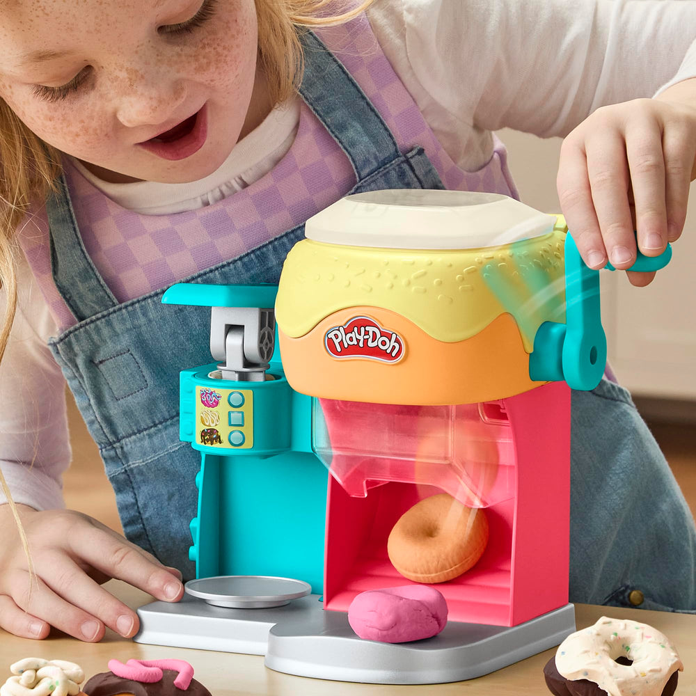 Play‑Doh mano girando la manivela del set, demuestra operación fácil y segura