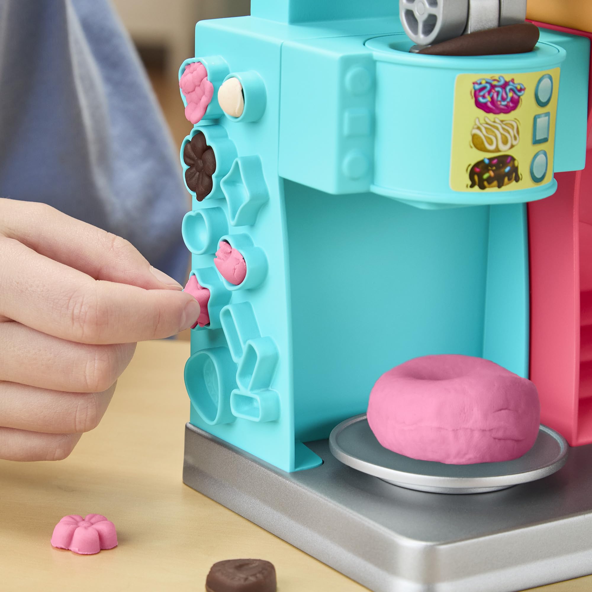Play‑Doh set completo desplegado sobre mesa, visual de todos los componentes incluidos