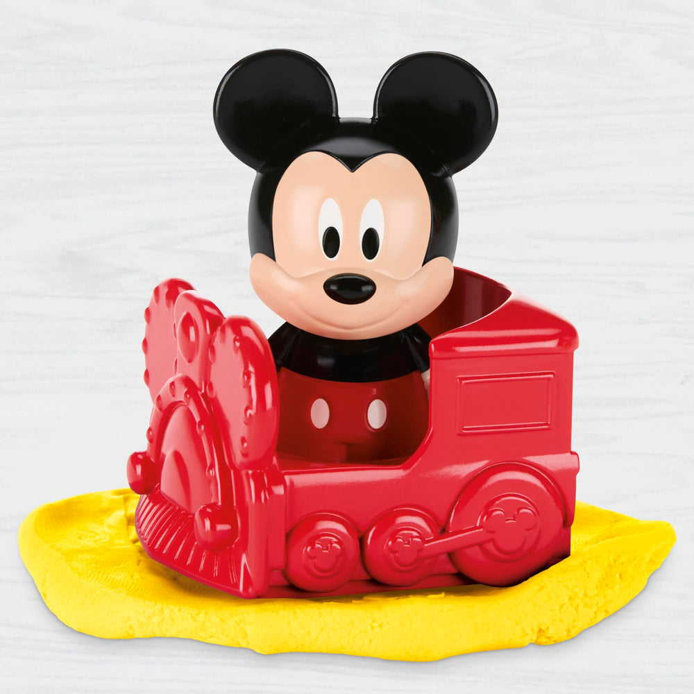 Play-Doh set en escena familiar mostrando juego compartido y diversión