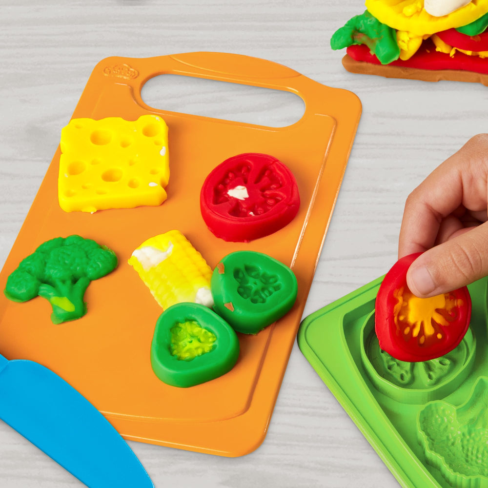 Play-Doh escena familiar con niños creando y compartiendo pizzas creativas