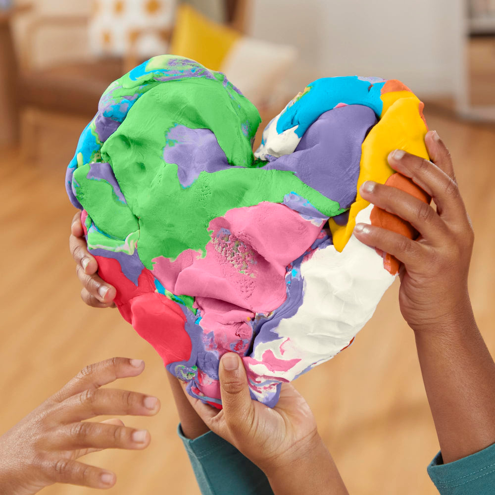 Play‑Doh latas abiertas mostrando textura suave y manejable