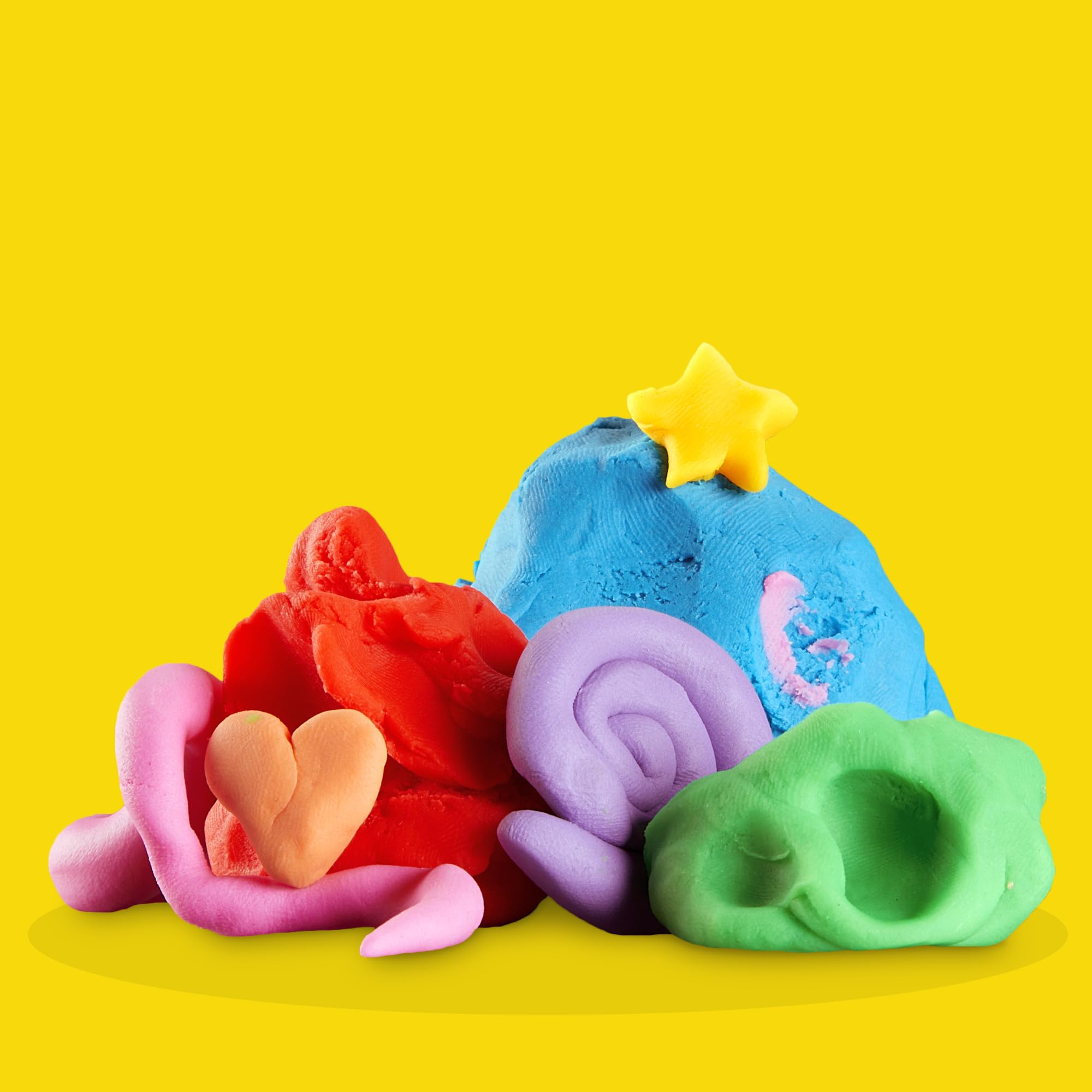 Play‑Doh manos de niño modelando figura, mejora motricidad fina y concentración