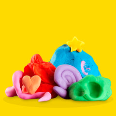 Play‑Doh manos de niño modelando figura, mejora motricidad fina y concentración