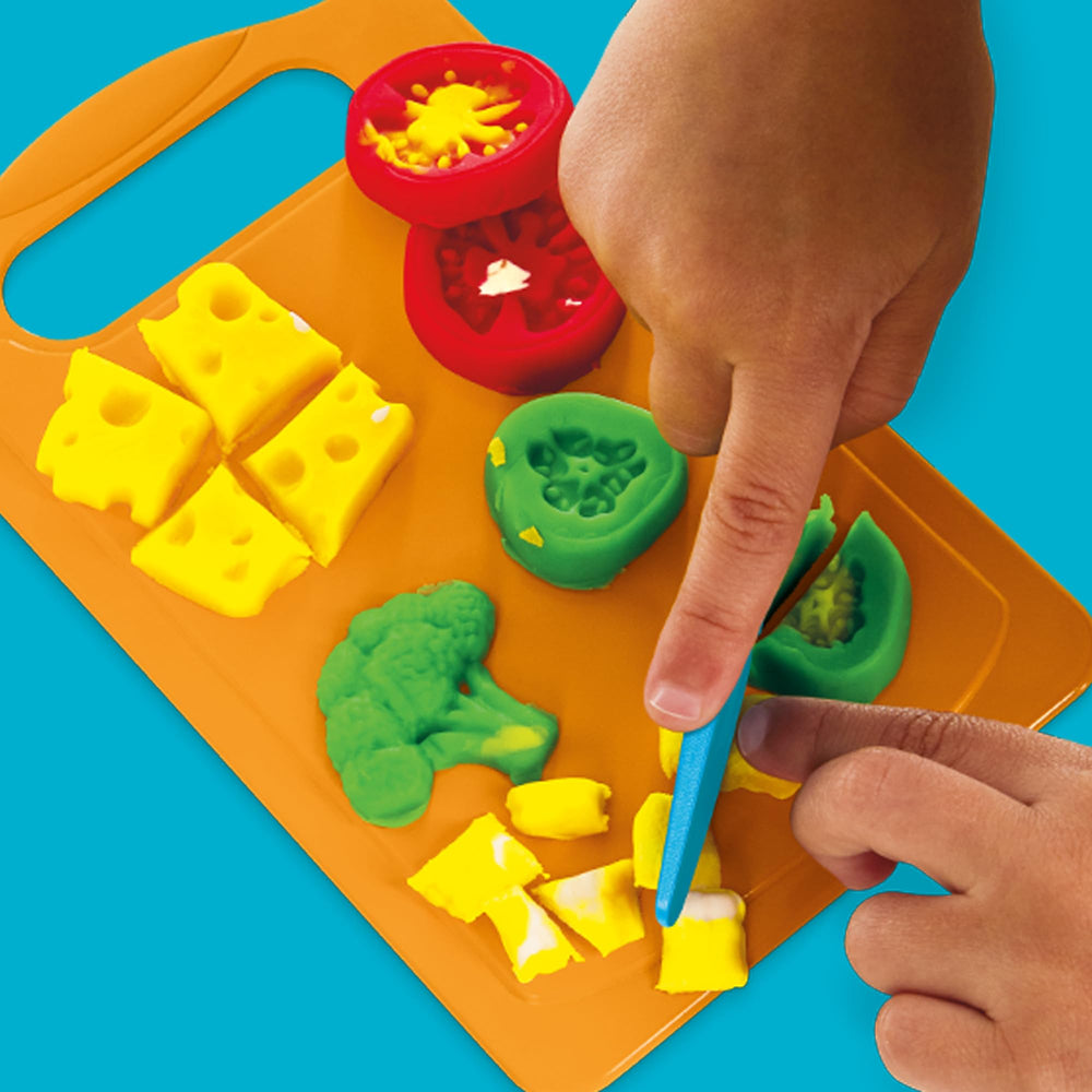 Play-Doh rallador en acción con "queso" para añadir realismo al juego