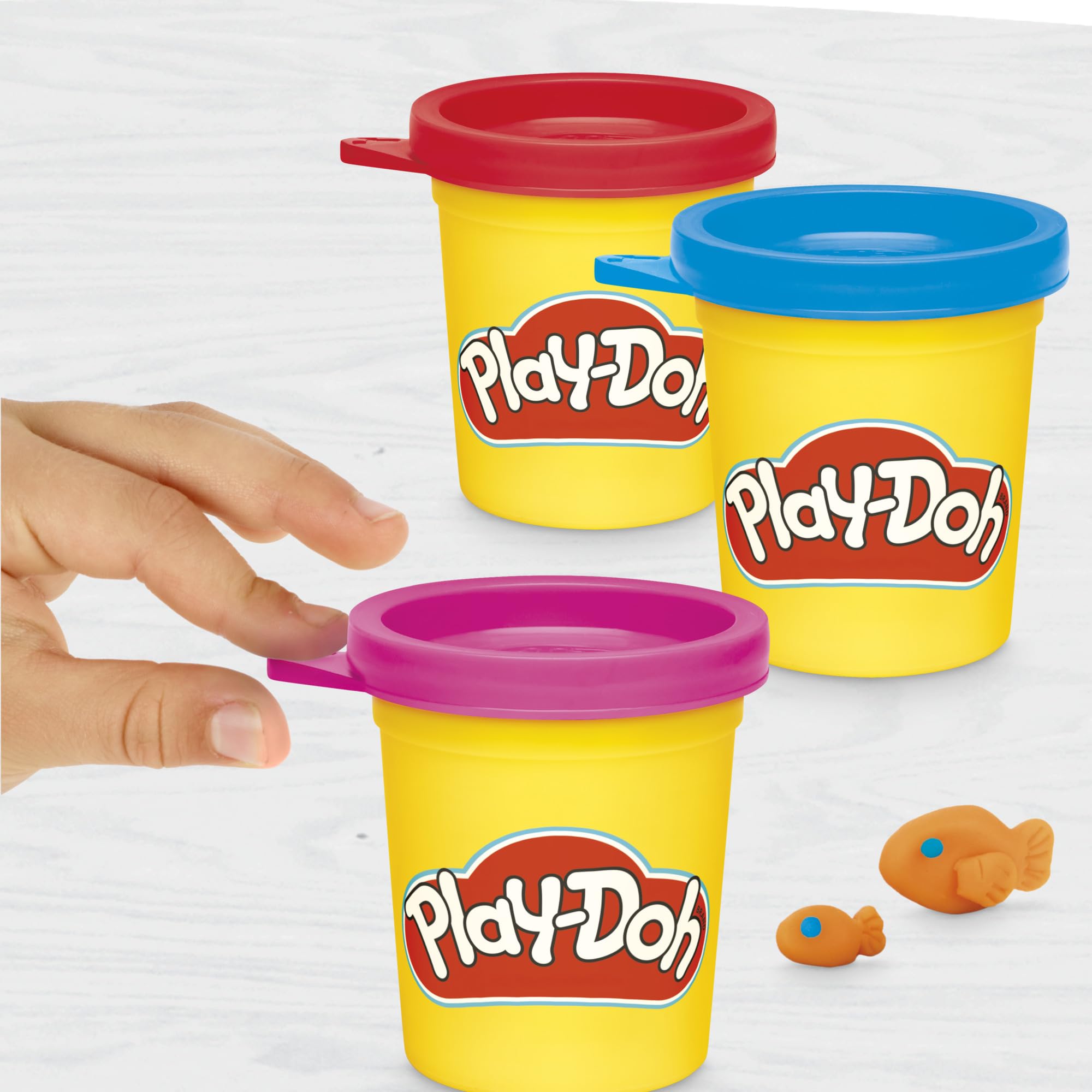 Play-Doh comparación con mano de niño ilustrando tamaño seguro
