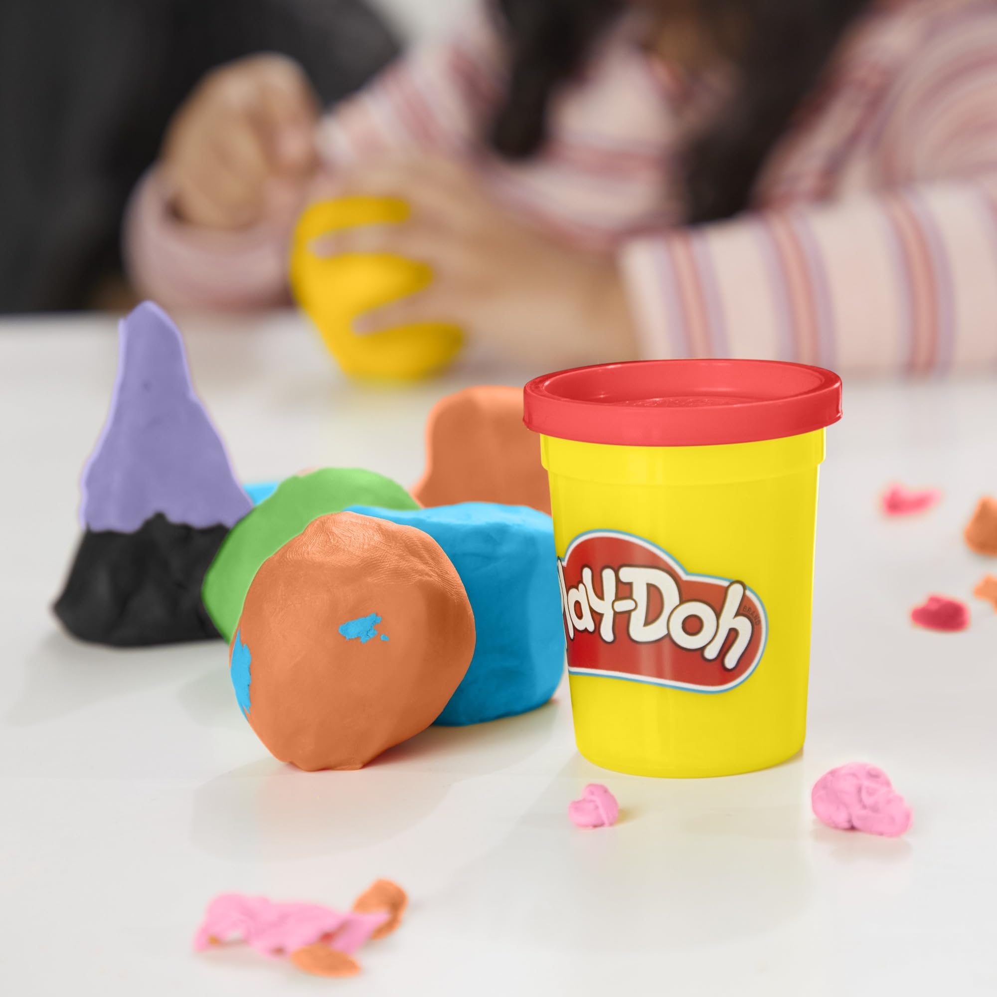 Play‑Doh mano amasando para desarrollar motricidad fina