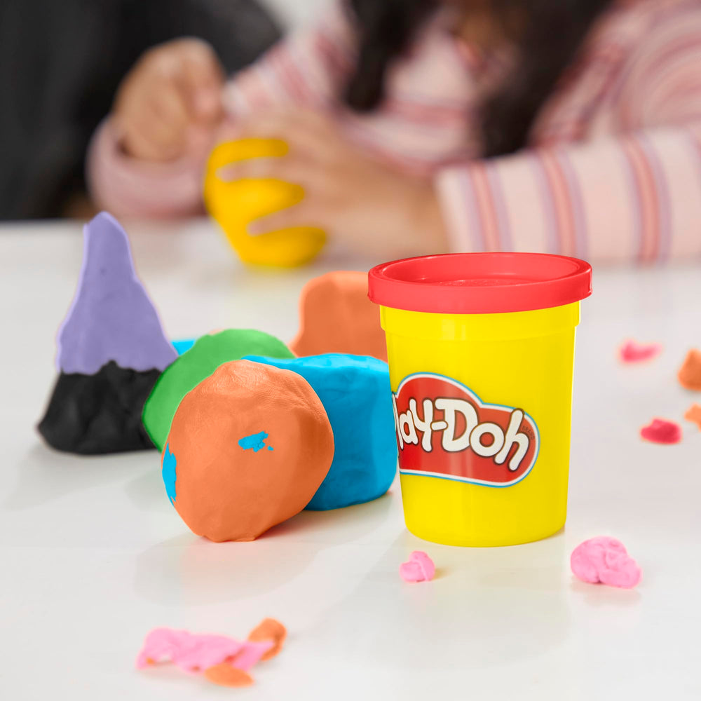 Play‑Doh mano amasando para desarrollar motricidad fina