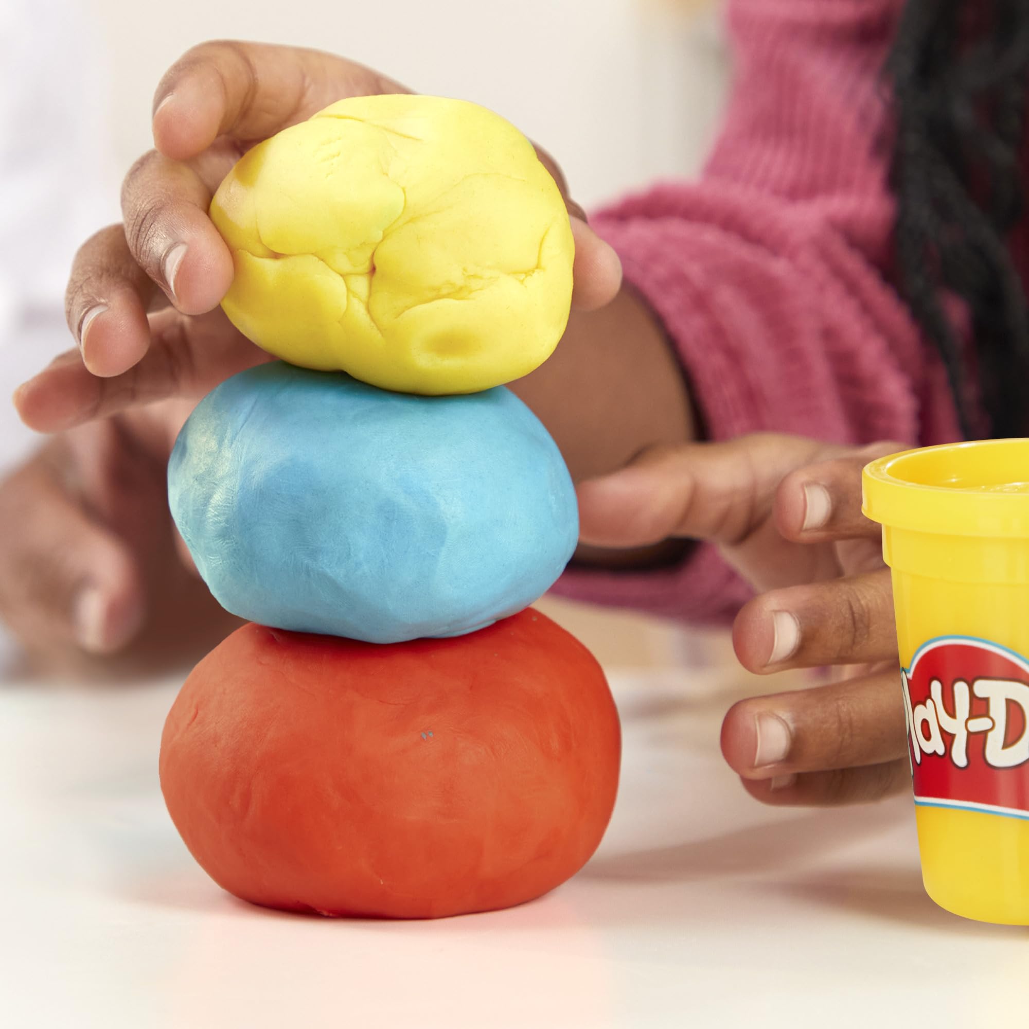 Play‑Doh uso en aula con varios niños compartiendo material y aprendiendo